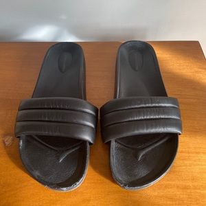 Monochromatic Sandal Slides